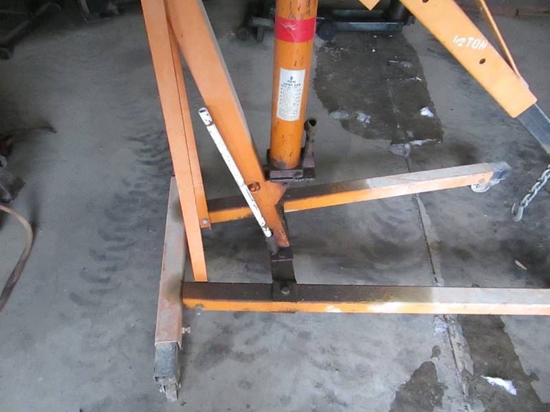 lot 22 image: 2 ton Engine Hoist