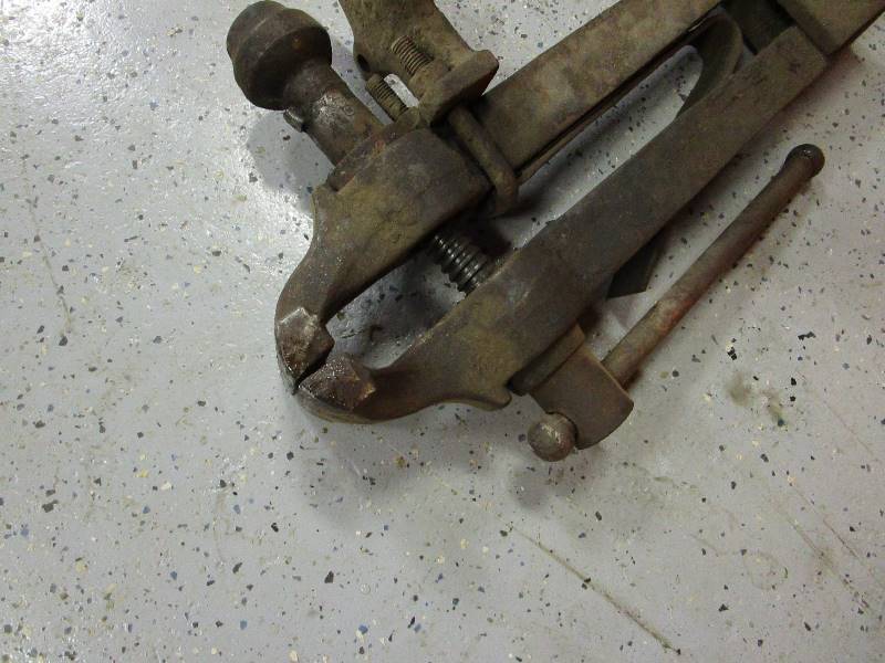 lot 39 image: Large Vintage Vise