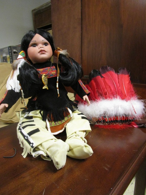 lot 104 image: NATIVE AMERICAN DOLL  HEADDRESS