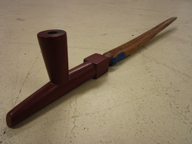 lot 121 image: VINTAGE NATIVE AMERICAN PEACE PIPE