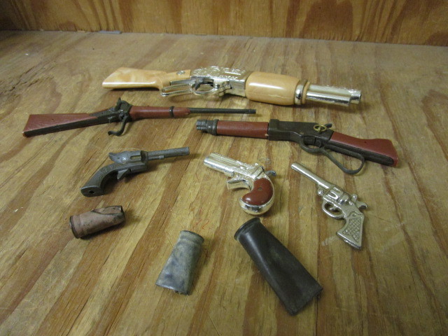 lot 124 image: VINTAGE CAP GUNS