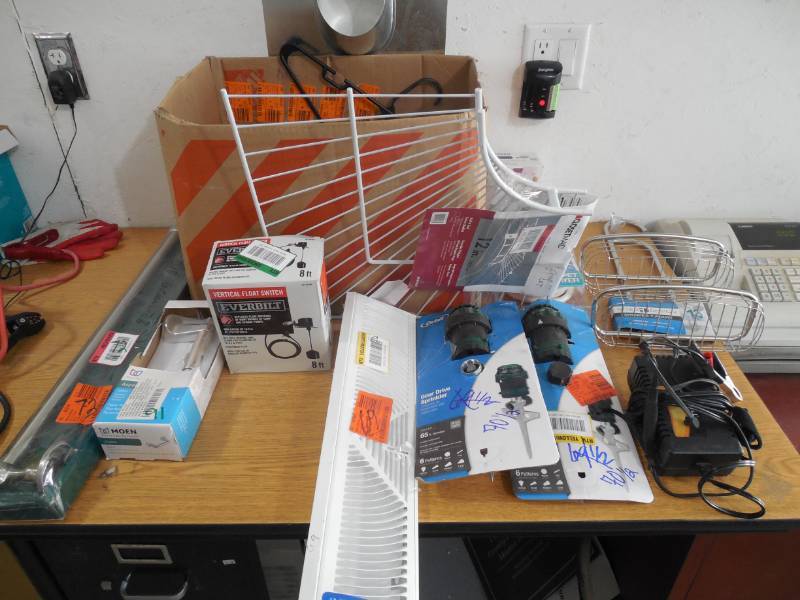 lot 62 image: ASSORTED HARDWARE  HANDYMAN LOT