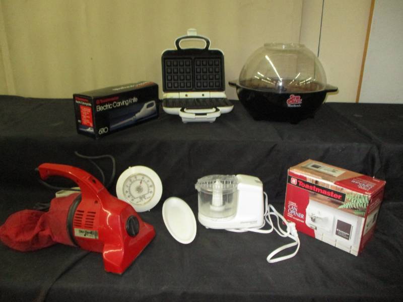 lot 5 image: Waffle Iron, Popcirn Popper, Vac, Chopper, Under the counter can openeer and electric knife
