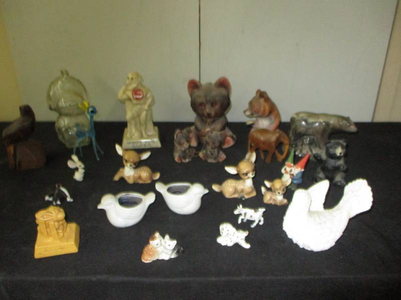 lot 11 image: Misc animal figurines