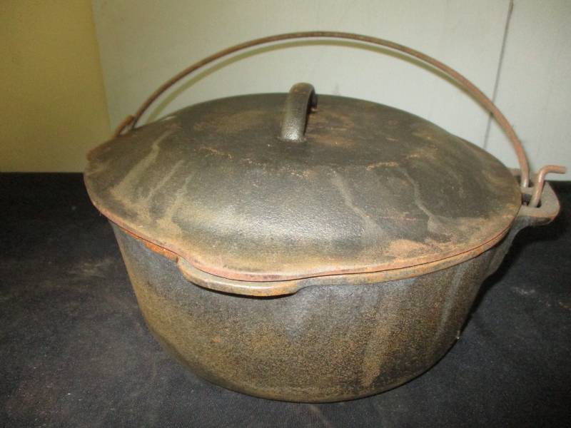 lot 28 image: Wagner Dutch Over 5 Qt Dutch Oven with Lid