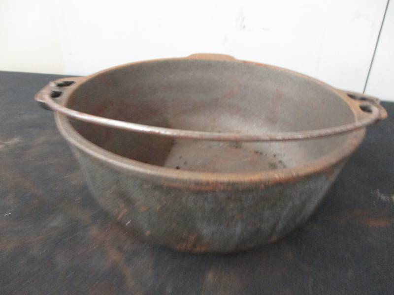lot 29 image: Wagner 2 Qt Bean Pot