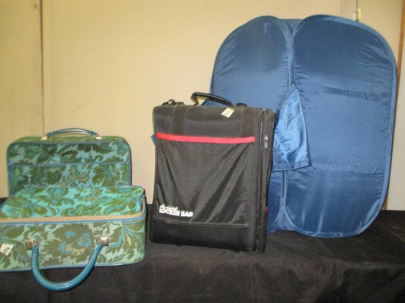 lot 22 image: Suitcases, Gym Bag and Toybox that folds