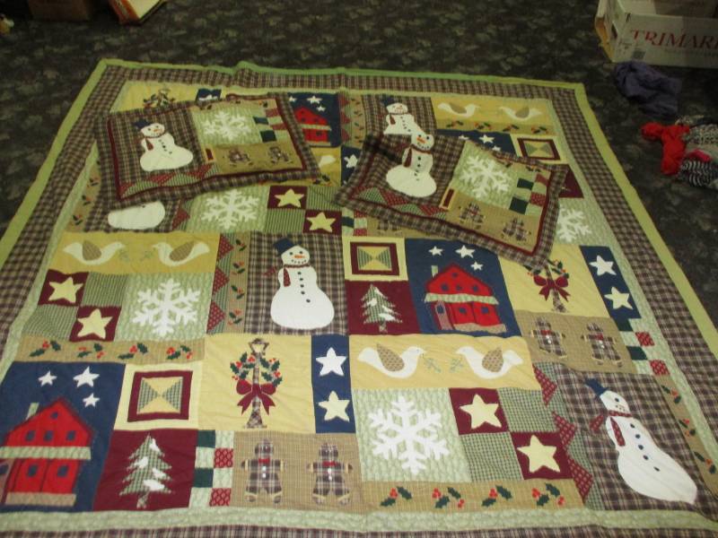 lot 47 image: Queen Size Christmas Bedspread and 2 Shams