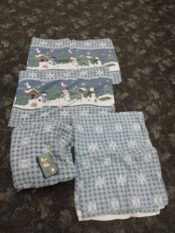 lot 50 image: Queen Size Flannel Christmas Sheets ans pillowcases
