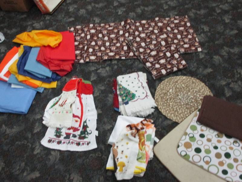 lot 51 image: Table clothes, table runner and placemats, towels and drying mats