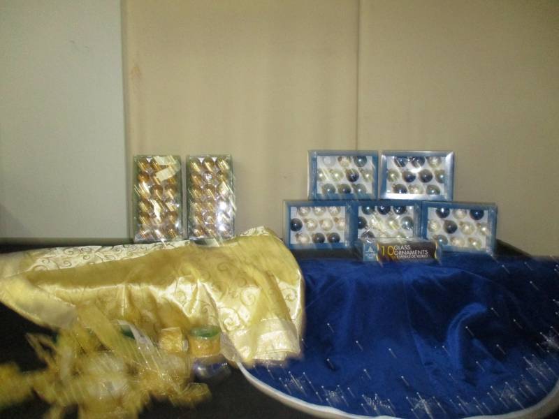 lot 55 image: Christmas Decorations