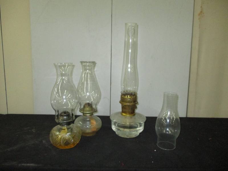 lot 61 image: Genuine Aladdin Mantle Lamp Company Est 1908 Oil Lamp along with 2 other oil lamps