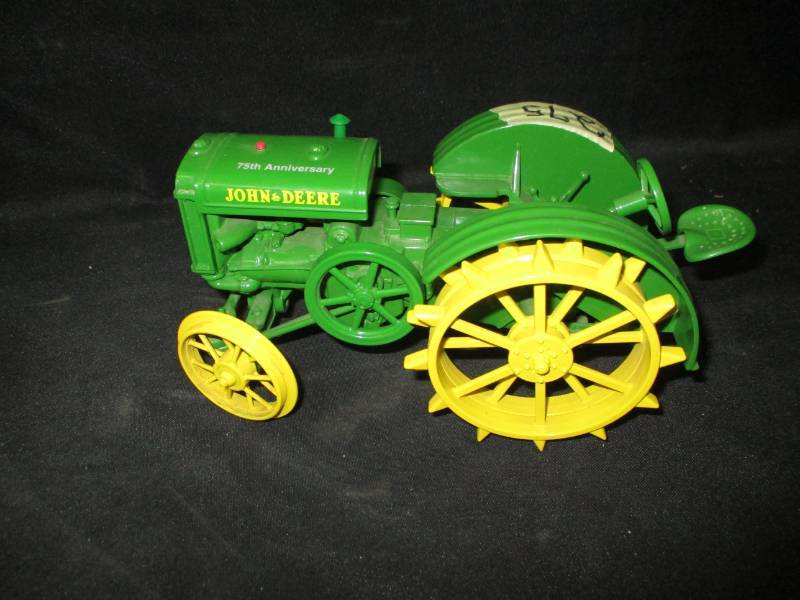 lot 83 image: John Deere Ertl Cast Iron 1924 Spoker D Collection Eddition 1999