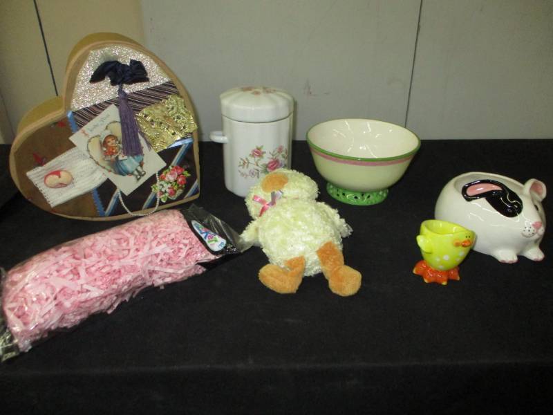 lot 101 image: Easter Dcor, Heart box, tea holder, Easter bunny