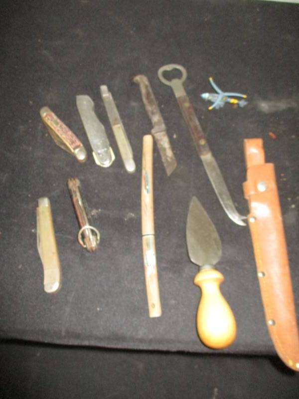 lot 142 image: Misc knives and garage items