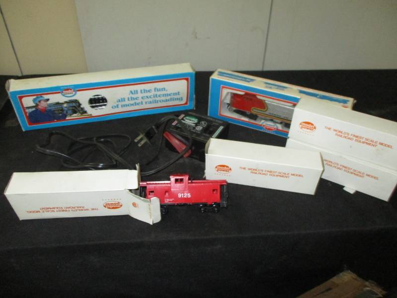 lot 148 image: Model Power Electric Train