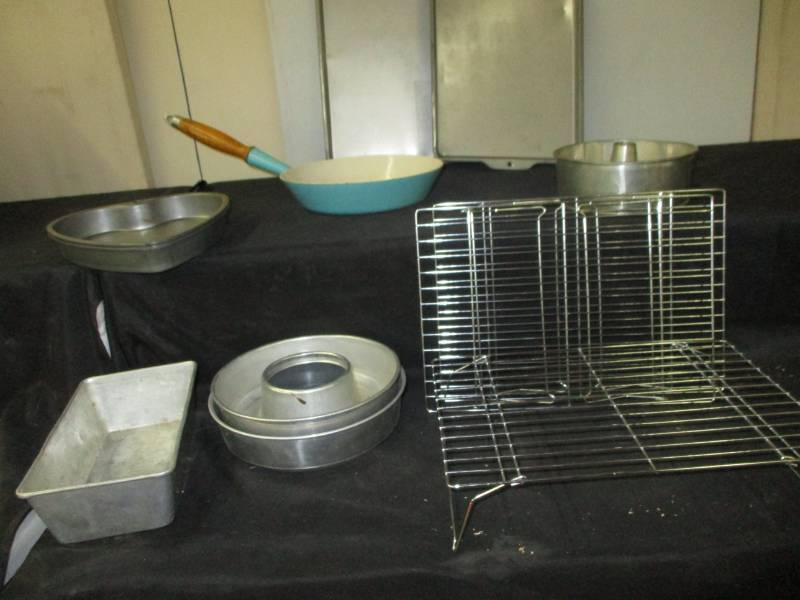 lot 162 image: Cooling Racks, Heart shaped pans, Pans, Sheet pans