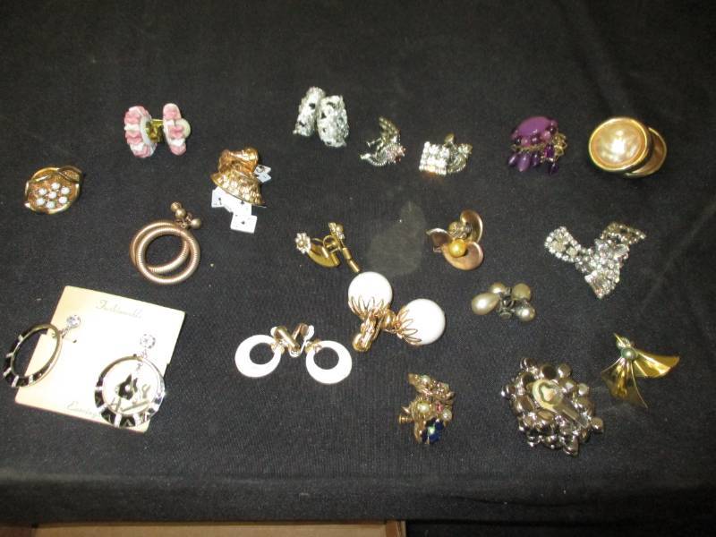 lot 167 image: Multiple Pairs of Earings