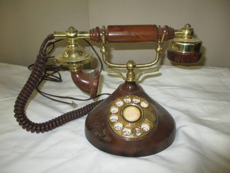 lot 186 image: Old Telephone