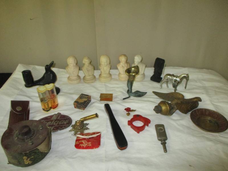 lot 187 image: Collectibles, bottle opoeners, Hamms and blue ribbon, advertisinf pieces, Swisher box, knive and more