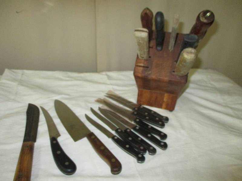 lot 200 image: Knives and Knife Block