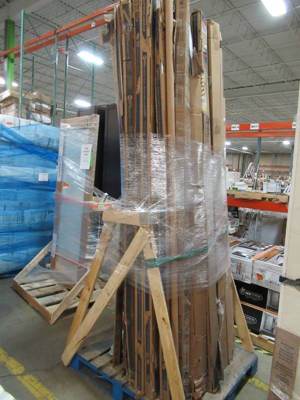 lot 82 image: WHOLESALE PALLET OF RETURNS - 8 LED AND FLORESCENT STRIP LIGHTS