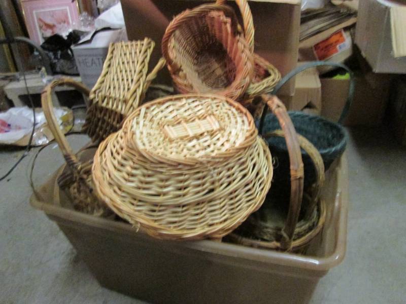 Tote Full of Misc Baskets  A-4T...