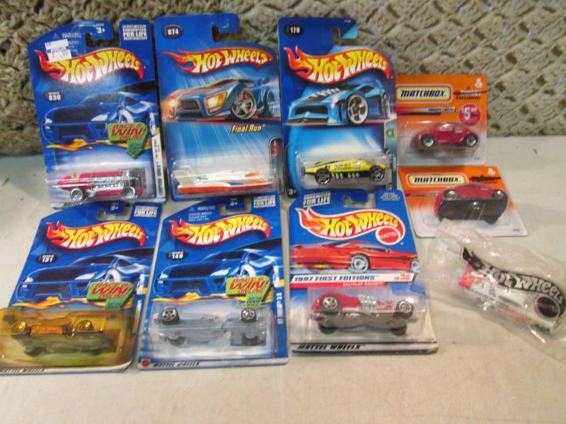 Lot of Hot Wheels and Matchbox Cars...