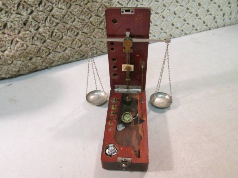 Vintage Scale in Wood BoxCase  E-1...