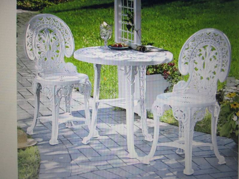 lot 133 image: 3-Piece Crown Resin Bistro Set open...