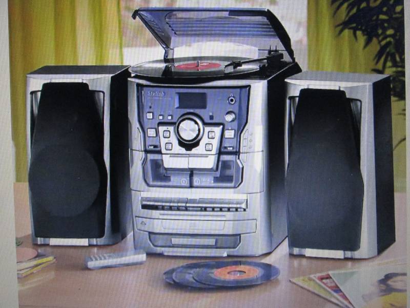 lot 134 image: 6-in-1 Deluxe Turntable, iPodMP3, ...