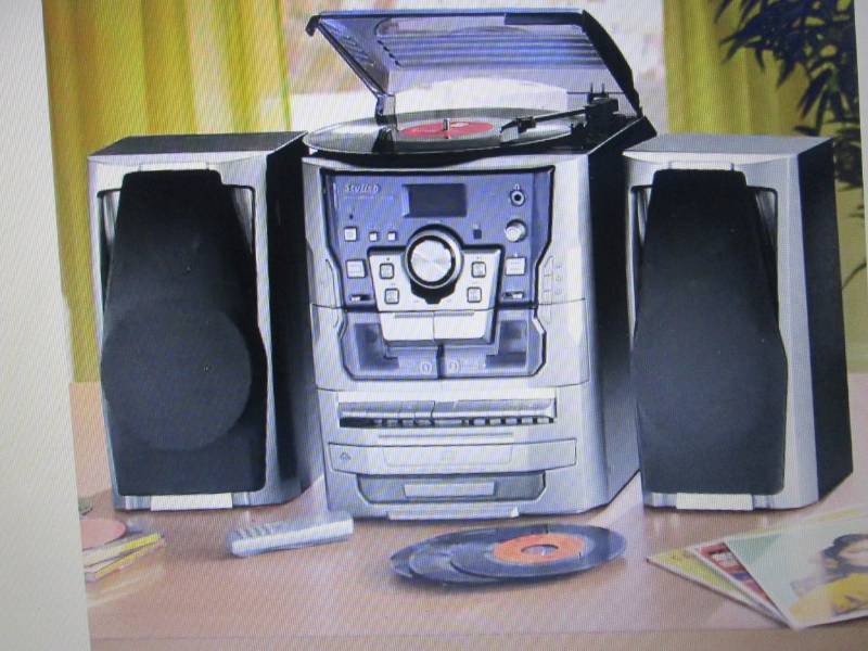 lot 142 image: 6-in-1 Deluxe Turntable, iPodMP3, ...
