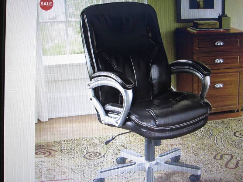 lot 171 image: Executive Pillow-Top Office Chair b...