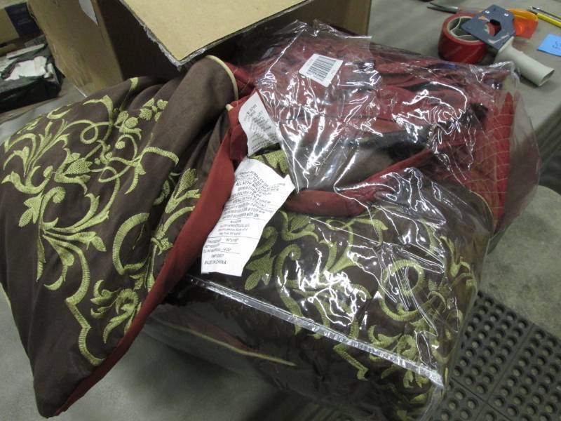 lot 185 image: 96x110 inch Comforter Retail $99.99...