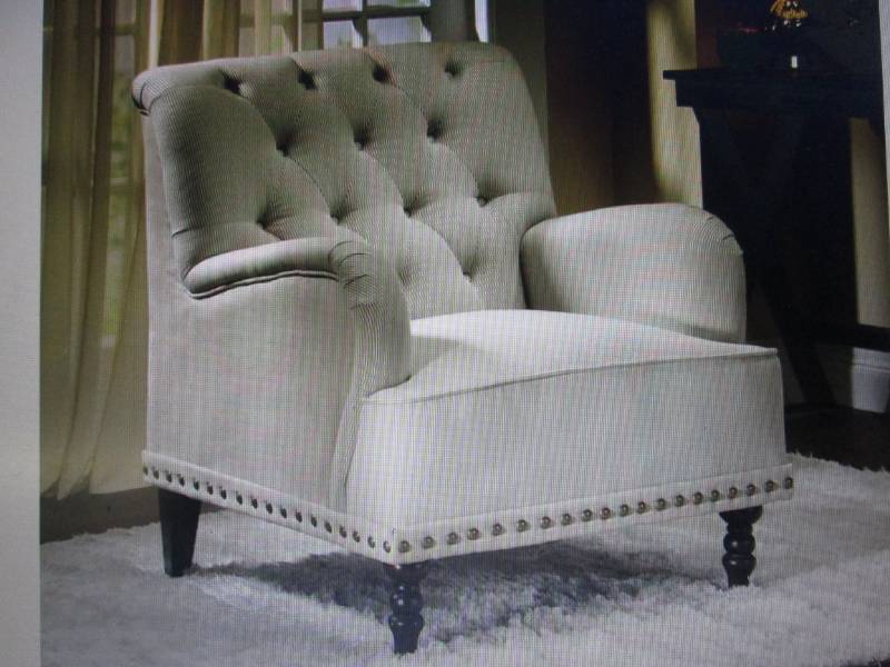 lot 199 image: Tufted Accent Chair  open box Retai...