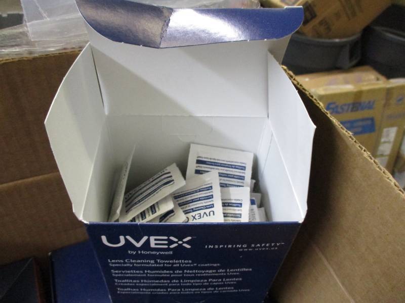 Lens cleaning wipes