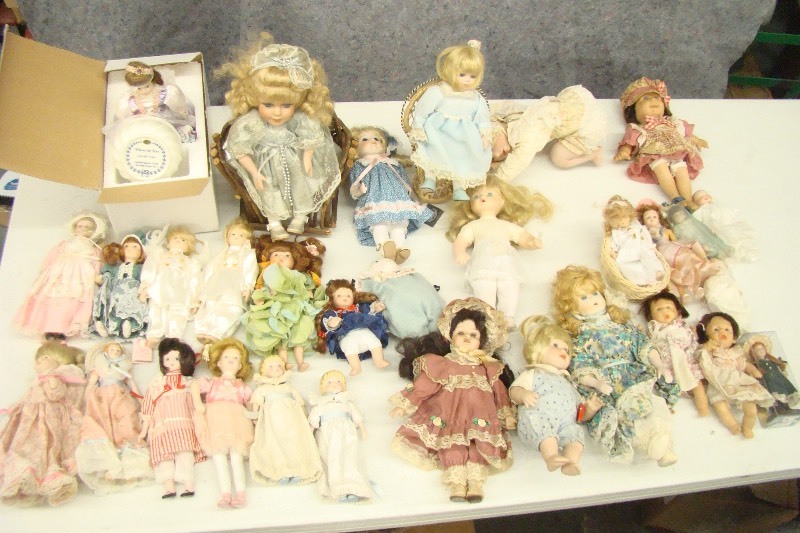 lot 121 image: Large Lot of Vintage Small Sized Porcelain etc. Dolls