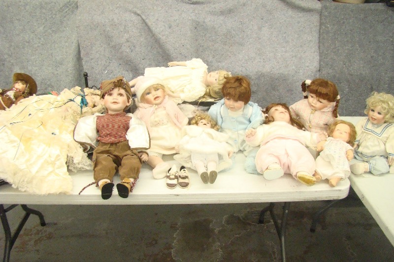 lot 123 image: Large Lot of Vintage Large Sized&nbspPorcelain etc. Dolls