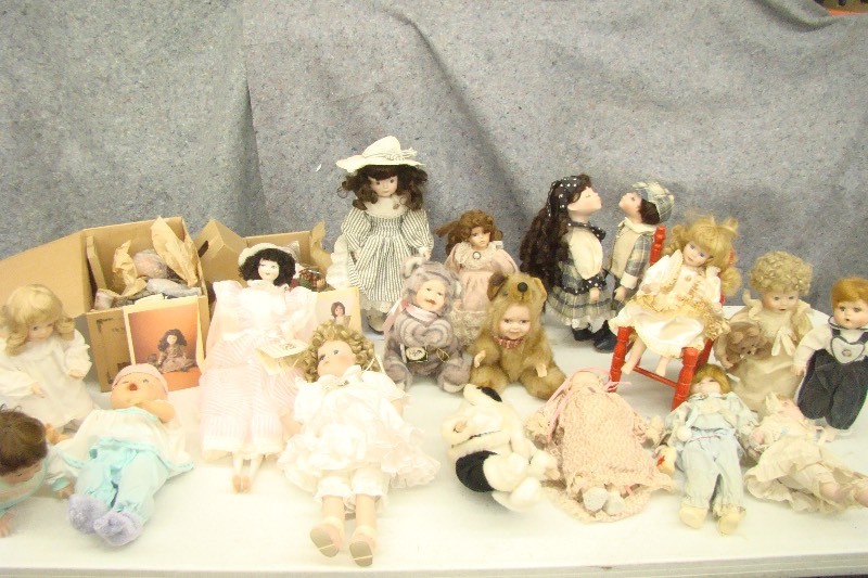 lot 122 image: Large Lot of Vintage Medium Sized&nbspPorcelain etc. Dolls
