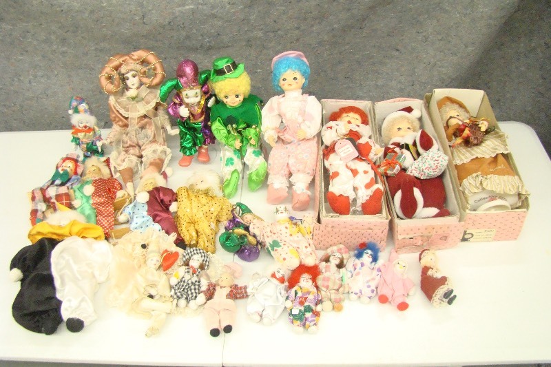 lot 124 image: Lot of Vintage Porcelain etc. Clown Dolls