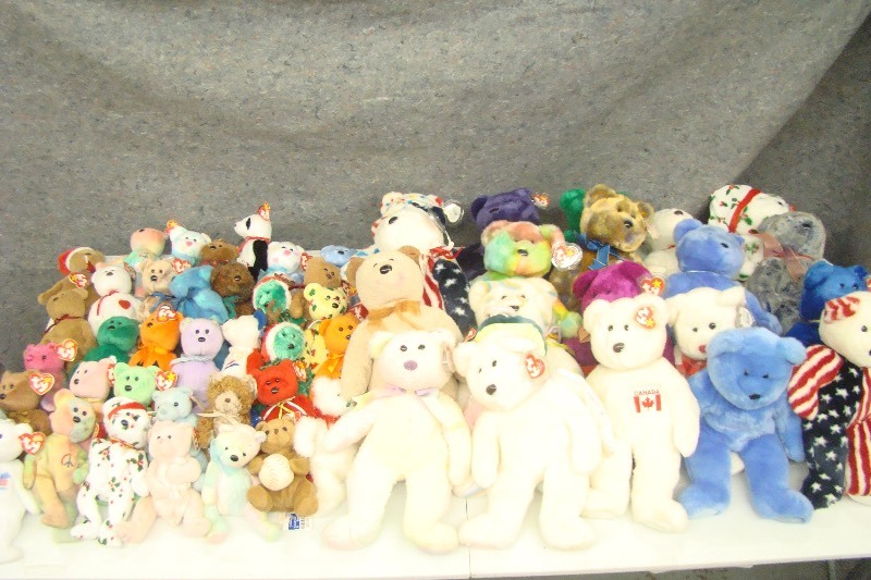 lot 125 image: Large Lot of TY Beanie Plush Bears