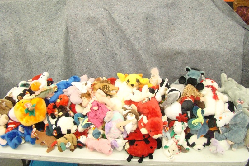lot 129 image: Large Lot of Vintage TY Beanie Plush Dolls