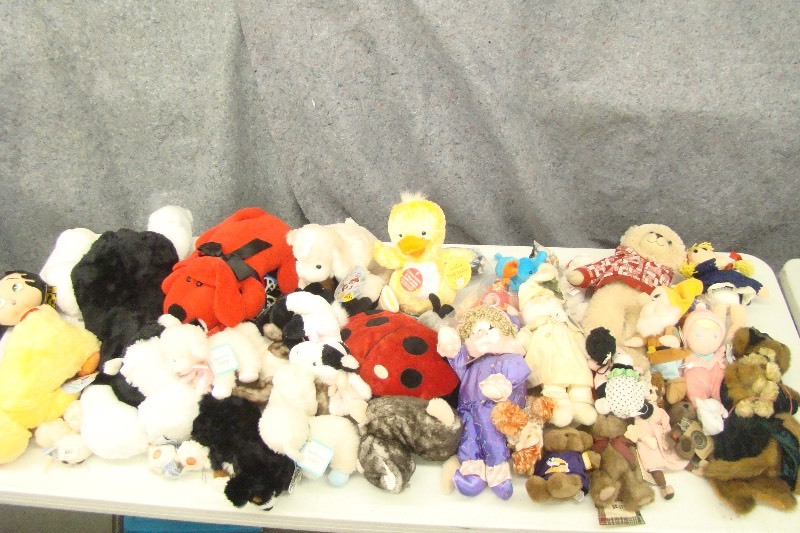 lot 130 image: Large Lot of Vintage Plush Toys