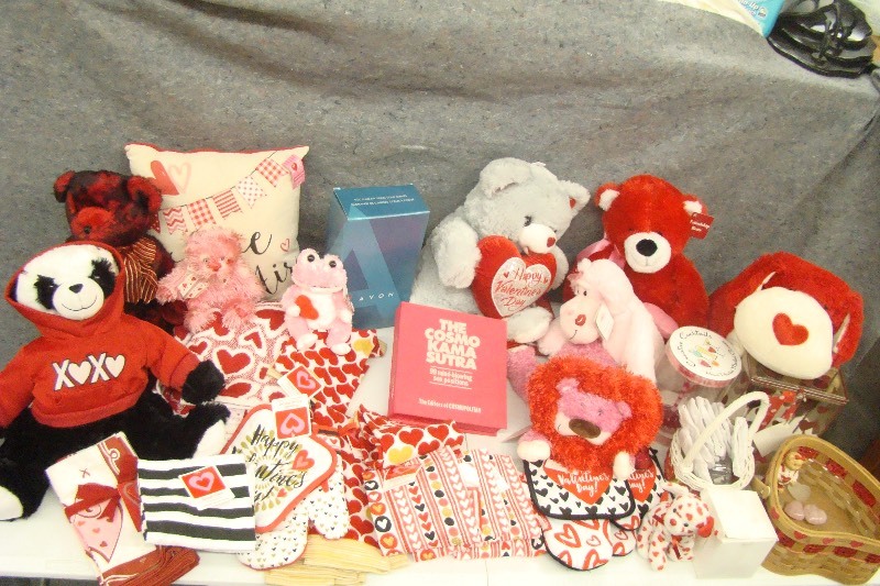 lot 133 image: Large Valentines Themed Lot