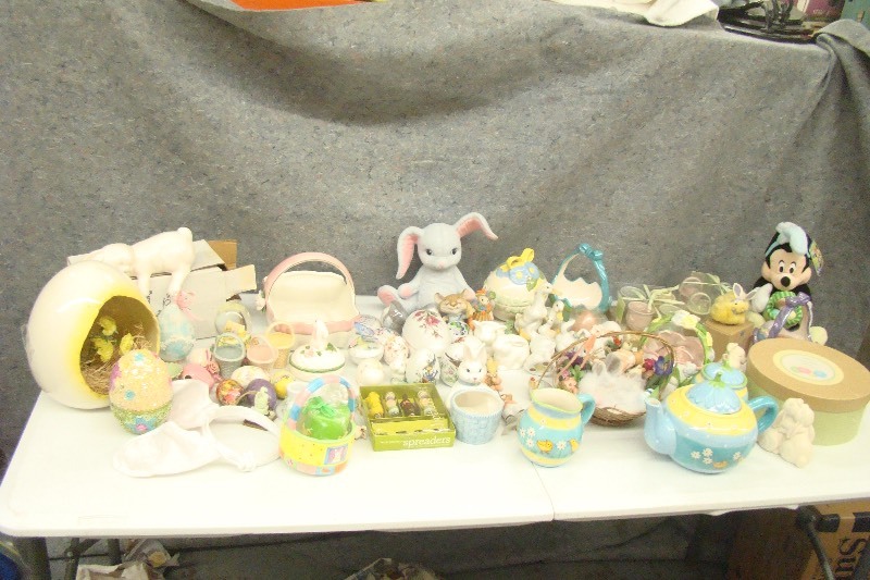 lot 140 image: Large Lot of Easter Figurines, Baskets, etc.