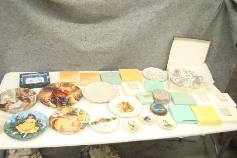 lot 143 image: Large Lot of Collectors Plates