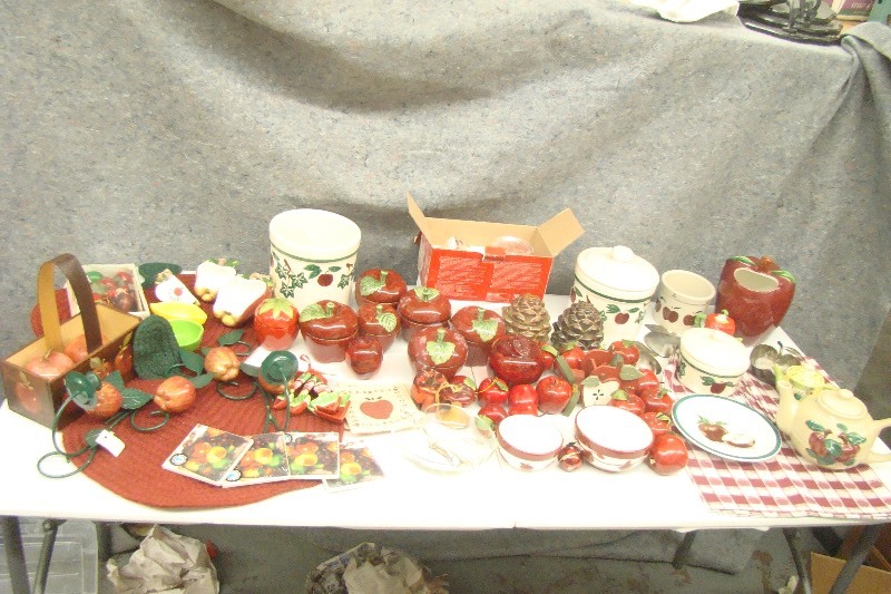 lot 144 image: Large Lot of Apple Themed Decor