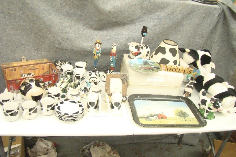 lot 145 image: Large Lot of Cow Themed Decor