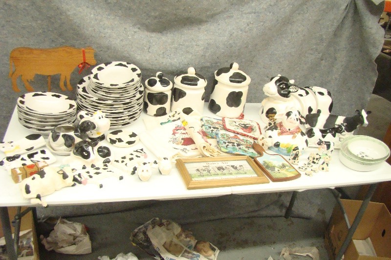 lot 146 image: Large Lot of Cow Themed Decor