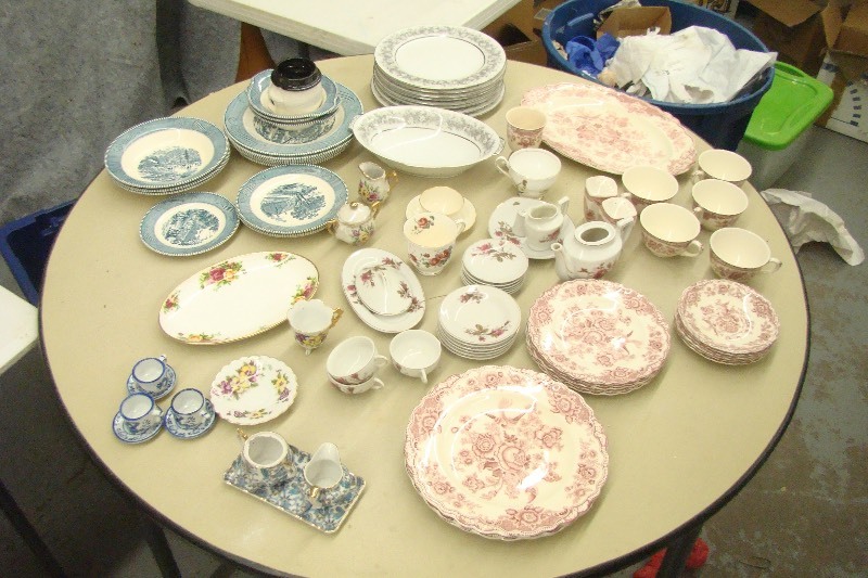 lot 148 image: Large Lot of Vintage Porcelain China